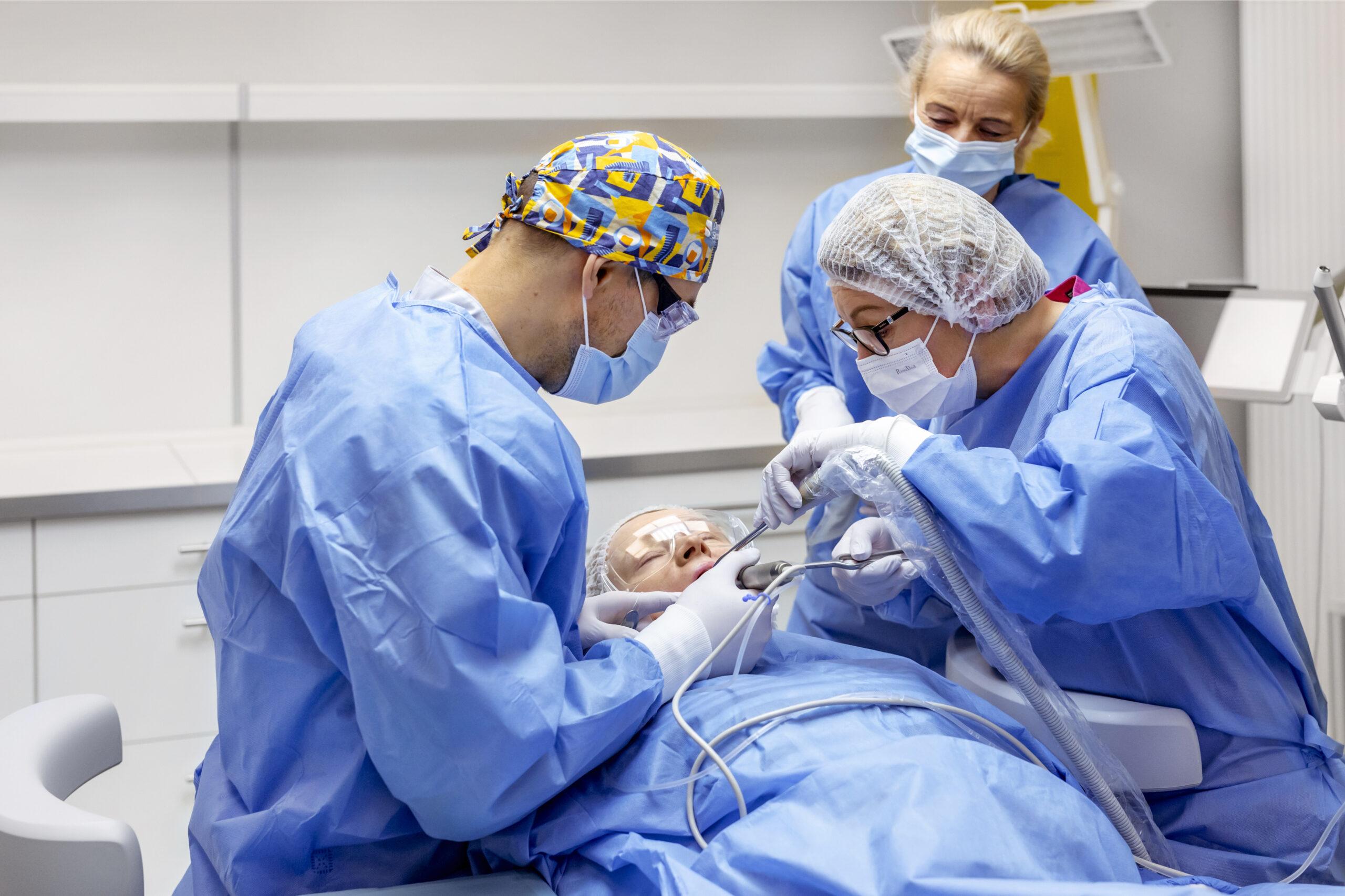 Protezy na implantach Protezy na implantach